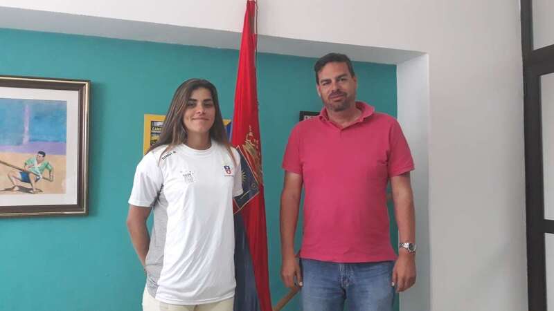 Misa Rodríguez, junto al concejal de Deportes (Foto TA)