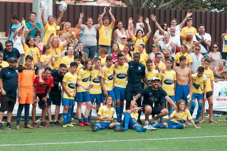El equipo La Garita Orecada celebra el subcampeonato (Foto TA)