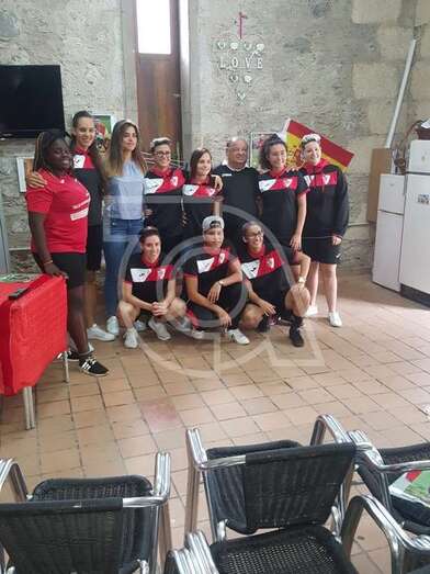 Misa con las componentes del equipo femenino del CD Vallinamar (Foto TA)