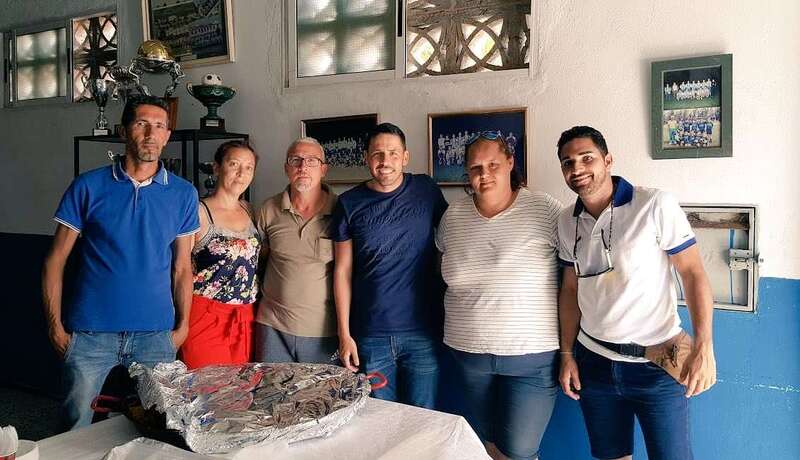 Héctor Súarez con miembros del club deportivo Ojos de Garza, el pasado domingo (Foto TA)