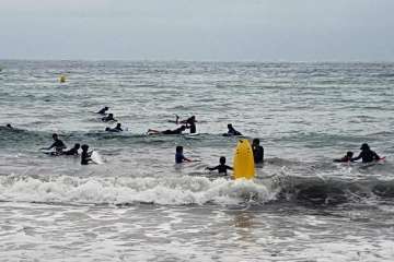 Aprendices y experimentados surferos en la playa de Salinetas (Foto FA y Antonio Rico)