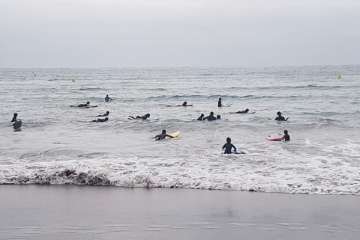 Aprendices y experimentados surferos en la playa de Salinetas (Foto FA y Antonio Rico)
