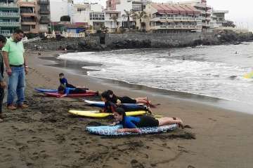 Aprendices y experimentados surferos en la playa de Salinetas (Foto FA y Antonio Rico)