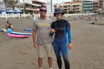 Aprendices y experimentados surferos en la playa de Salinetas (Foto FA y Antonio Rico)