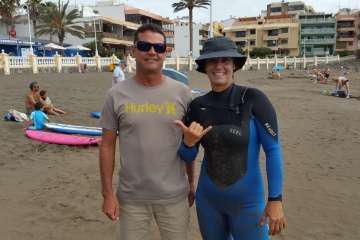 Aprendices y experimentados surferos en la playa de Salinetas (Foto FA y Antonio Rico)