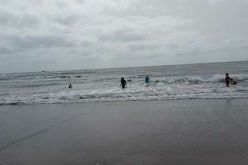 Aprendices y experimentados surferos en la playa de Salinetas (Foto FA y Antonio Rico)