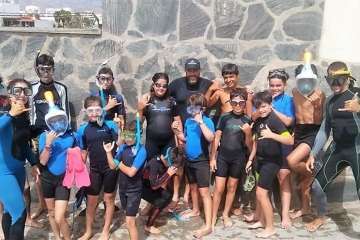 Aprendices y experimentados surferos en la playa de Salinetas (Foto FA y Antonio Rico)