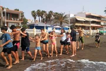 Aprendices y experimentados surferos en la playa de Salinetas (Foto FA y Antonio Rico)