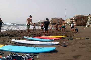 Aprendices y experimentados surferos en la playa de Salinetas (Foto FA y Antonio Rico)