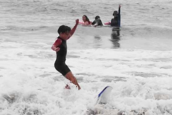 Aprendices y experimentados surferos en la playa de Salinetas (Foto FA y Antonio Rico)