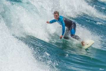 Aprendices y experimentados surferos en la playa de Salinetas (Foto FA y Antonio Rico)