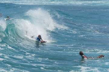 Aprendices y experimentados surferos en la playa de Salinetas (Foto FA y Antonio Rico)