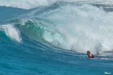 Aprendices y experimentados surferos en la playa de Salinetas (Foto FA y Antonio Rico)