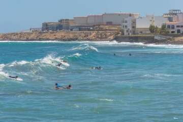 Aprendices y experimentados surferos en la playa de Salinetas (Foto FA y Antonio Rico)
