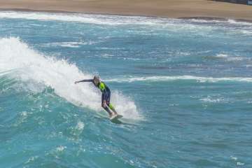 Aprendices y experimentados surferos en la playa de Salinetas (Foto FA y Antonio Rico)