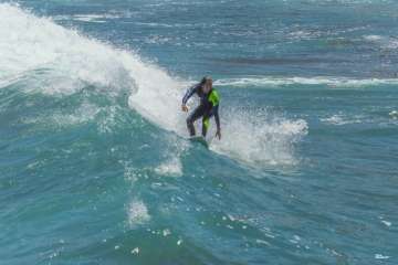 Aprendices y experimentados surferos en la playa de Salinetas (Foto FA y Antonio Rico)