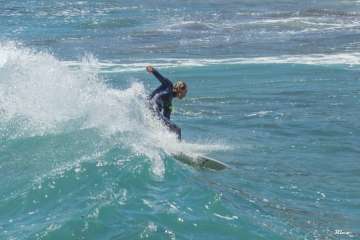 Aprendices y experimentados surferos en la playa de Salinetas (Foto FA y Antonio Rico)