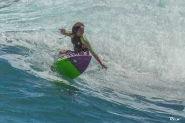 Aprendices y experimentados surferos en la playa de Salinetas (Foto FA y Antonio Rico)