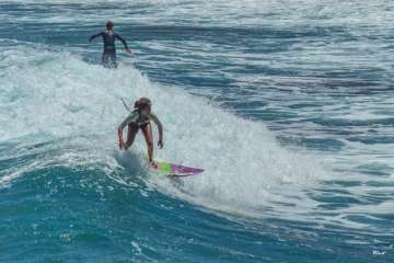 Aprendices y experimentados surferos en la playa de Salinetas (Foto FA y Antonio Rico)