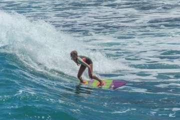 Aprendices y experimentados surferos en la playa de Salinetas (Foto FA y Antonio Rico)
