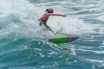 Aprendices y experimentados surferos en la playa de Salinetas (Foto FA y Antonio Rico)
