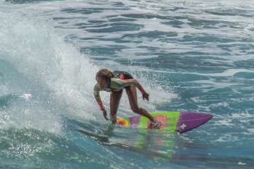 Aprendices y experimentados surferos en la playa de Salinetas (Foto FA y Antonio Rico)