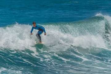 Aprendices y experimentados surferos en la playa de Salinetas (Foto FA y Antonio Rico)