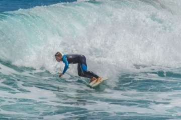Aprendices y experimentados surferos en la playa de Salinetas (Foto FA y Antonio Rico)