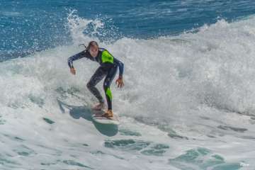 Aprendices y experimentados surferos en la playa de Salinetas (Foto FA y Antonio Rico)
