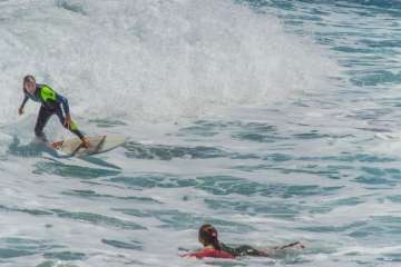 Aprendices y experimentados surferos en la playa de Salinetas (Foto FA y Antonio Rico)