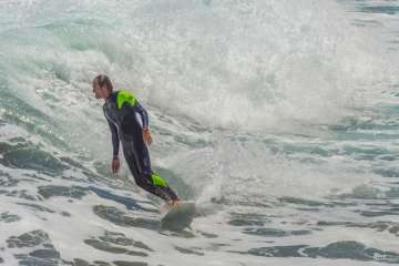 Aprendices y experimentados surferos en la playa de Salinetas (Foto FA y Antonio Rico)