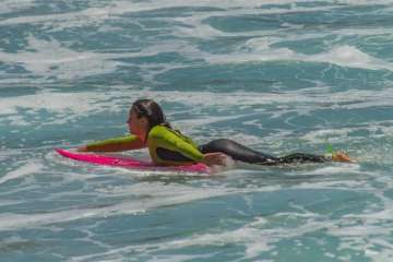 Aprendices y experimentados surferos en la playa de Salinetas (Foto FA y Antonio Rico)