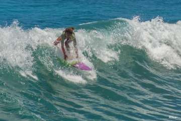 Aprendices y experimentados surferos en la playa de Salinetas (Foto FA y Antonio Rico)