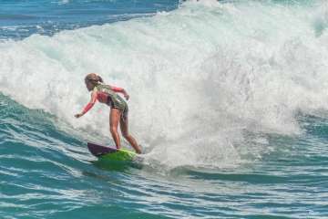 Aprendices y experimentados surferos en la playa de Salinetas (Foto FA y Antonio Rico)