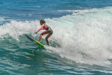 Aprendices y experimentados surferos en la playa de Salinetas (Foto FA y Antonio Rico)