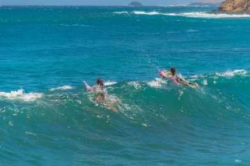 Aprendices y experimentados surferos en la playa de Salinetas (Foto FA y Antonio Rico)