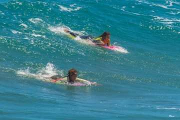 Aprendices y experimentados surferos en la playa de Salinetas (Foto FA y Antonio Rico)