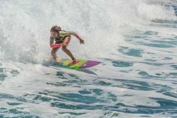 Aprendices y experimentados surferos en la playa de Salinetas (Foto FA y Antonio Rico)