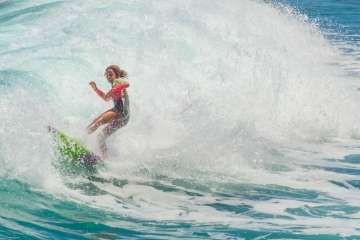 Aprendices y experimentados surferos en la playa de Salinetas (Foto FA y Antonio Rico)