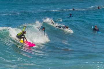 Aprendices y experimentados surferos en la playa de Salinetas (Foto FA y Antonio Rico)