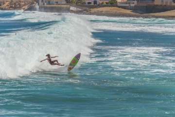 Aprendices y experimentados surferos en la playa de Salinetas (Foto FA y Antonio Rico)