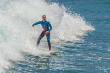 Aprendices y experimentados surferos en la playa de Salinetas (Foto FA y Antonio Rico)