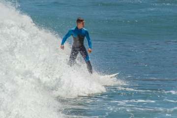 Aprendices y experimentados surferos en la playa de Salinetas (Foto FA y Antonio Rico)