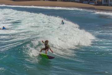 Aprendices y experimentados surferos en la playa de Salinetas (Foto FA y Antonio Rico)