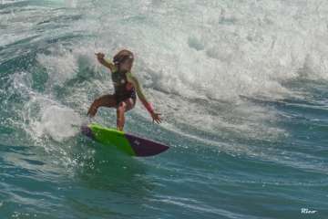 Aprendices y experimentados surferos en la playa de Salinetas (Foto FA y Antonio Rico)