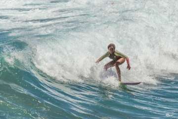 Aprendices y experimentados surferos en la playa de Salinetas (Foto FA y Antonio Rico)