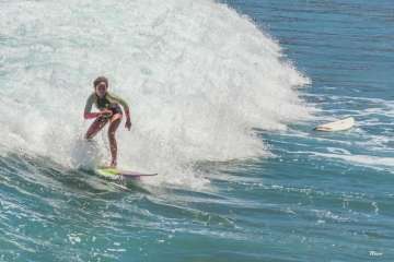 Aprendices y experimentados surferos en la playa de Salinetas (Foto FA y Antonio Rico)