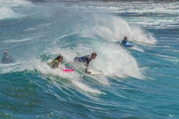 Aprendices y experimentados surferos en la playa de Salinetas (Foto FA y Antonio Rico)