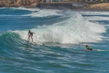 Aprendices y experimentados surferos en la playa de Salinetas (Foto FA y Antonio Rico)