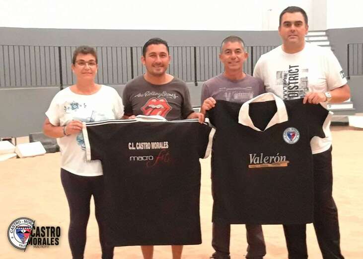 Directivos del club con los fichahes (Foto TA)